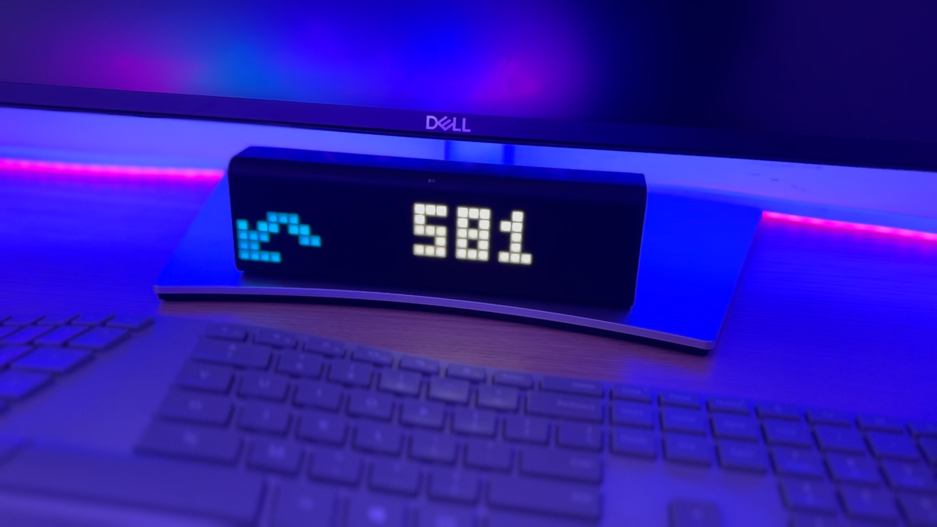 Smart display showing a circular arrow going counter-clockwise and the text 581